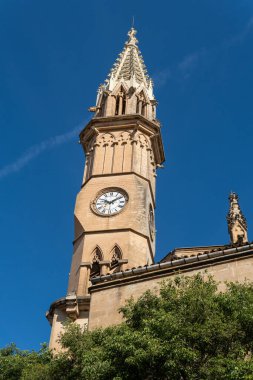 İspanya 'nın başkenti Manacor' da bulunan Mare de Deu dels Dolors Katolik kilisesinin saat kulesi.