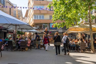 Manacor, İspanya; 14 Mayıs 2022: Manacor Encantat festivali kapsamında, Majorcan kültürünün rondalles adı verilen dev bir karakterinin heykeli. Kazanı olan bir cadı.