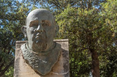 Manacor, İspanya; 14 Mayıs 2022: İspanya 'nın Manacor kentinin tarihi merkezinde bulunan Mossen Antoni Alcover' ın bronz heykel büstü