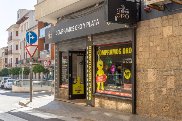 Manacor, İspanya; 14 Mayıs 2022: İspanya 'nın Manacor kentindeki Compro Oro şehrinde altın satın almak ve satmak için mağaza