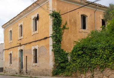 İspanya 'nın Mallorca adasında terk ve bozulma halinde olan eski malikane.