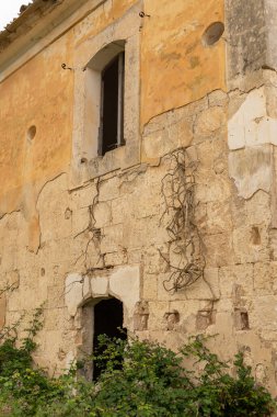 İspanya 'nın Mallorca adasında terk ve bozulma halinde olan eski malikane.