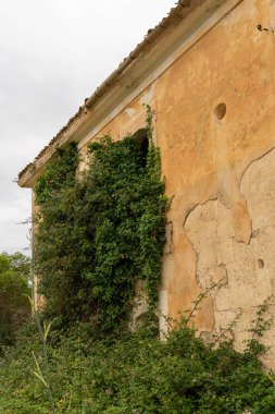 İspanya 'nın Mallorca adasında terk ve bozulma halinde olan eski malikane.