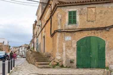 Felanix, İspanya; 27 Mayıs 2022: Mallorca, İspanya 'daki Majorcan şehri Felanitx' in mimarisinin tipik evi. Resimli mimari