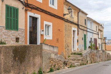 Felanix, İspanya; 27 Mayıs 2022: Mallorca, İspanya 'daki Majorcan şehri Felanitx' in mimarisinin tipik evi. Resimli mimari