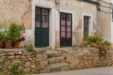 Felanix, İspanya; 27 Mayıs 2022: Mallorca, İspanya 'daki Majorcan şehri Felanitx' in mimarisinin tipik evi. Resimli mimari