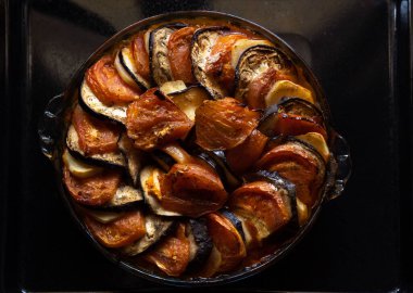 Meşhur fırınlanmış sebze yemeği Ratatouille 'in yakın çekimi. Vejetaryen yemek imajı