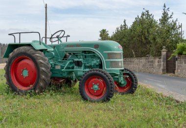 Sant Joan, İspanya; Haziran 08 2022: Kramer ticari traktör modeli KB25, yeşil, İspanya 'nın başkenti Sant Joan' da sergileniyor.