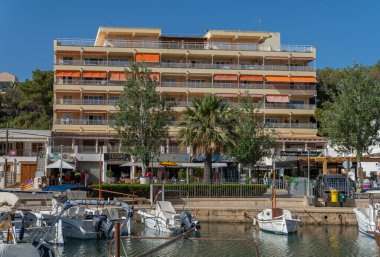 Portopetro, İspanya; 25 Haziran 2022: Güneşli bir yaz gününde gün batımında Portopetro kraliyet yat kulübünün genel görünümü. Mallorca Adası, İspanya