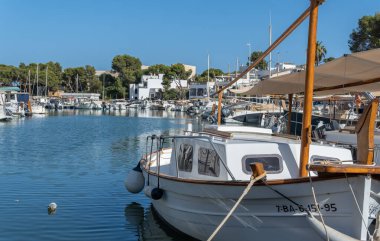 Portopetro, İspanya; 25 Haziran 2022: Güneşli bir yaz gününde gün batımında Portopetro kraliyet yat kulübünün genel görünümü. Mallorca Adası, İspanya