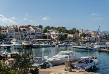 Portopetro, İspanya; 25 Haziran 2022: Güneşli bir yaz gününde gün batımında Portopetro kraliyet yat kulübünün genel görünümü. Mallorca Adası, İspanya
