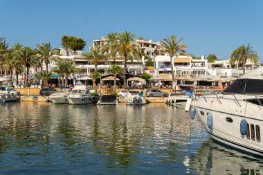 Cala d 'Or, İspanya; 25 Haziran 2022: Güneşli bir yaz gününde Cala d' Or yat kulübü marinasının genel manzarası. Mallorca Adası, İspanya