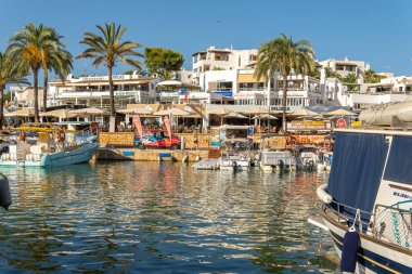 Cala d 'Or, İspanya; 25 Haziran 2022: Güneşli bir yaz gününde Cala d' Or yat kulübü marinasının genel manzarası. Mallorca Adası, İspanya