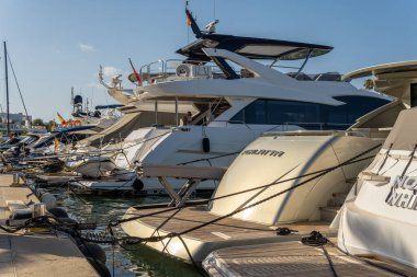 Cala d 'Or, İspanya; 25 Haziran 2022: Güneşli bir yaz gününde Cala d' Or yat kulübü marinasının genel manzarası. Mallorca Adası, İspanya