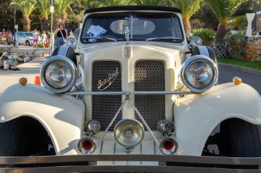 Cala d 'Or, İspanya; 25 Haziran 2022: Majorcan, İspanya' nın Cala d 'Or kentinin lüks limanında park edilmiş klasik beyaz Beauford arabası.