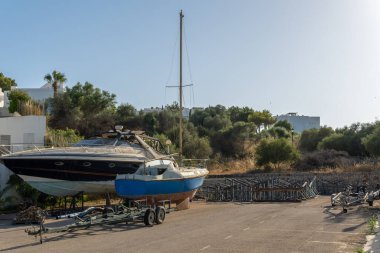 Cala d 'Or, İspanya; 25 Haziran 2022: Güneşli bir yaz gününde Cala d' Or yat kulübü marinasının genel manzarası. Mallorca Adası, İspanya