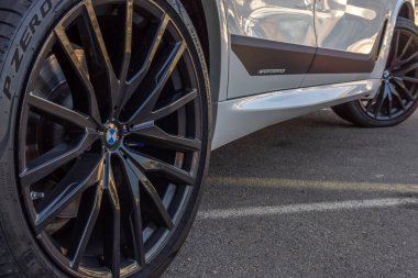 Cala d 'Or, İspanya; 25 Haziran 2022: Beyaz Audi marka bir SUV' nin tekerlerinin yakın çekimi