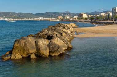 Güneş doğarken Mallorcan 'ın Es Molinar kasabasının güvertesi