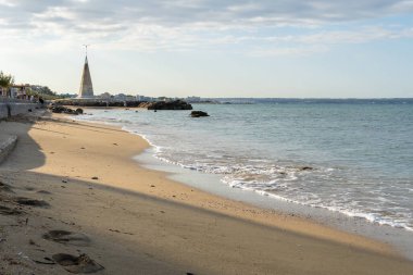 Güneş doğarken Mallorcan 'ın Es Molinar kasabasının güvertesi