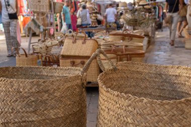 Senalla denilen Mallorca adasının tipik hasır sepetleri müşterilerle birlikte bir sokak pazarında sergilenmektedir.
