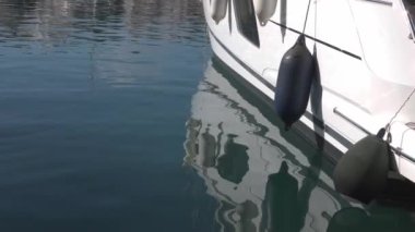 Güneşli bir yaz gününde gün batımında demirlenmiş bir yatın yakın çekimi. Mallorca Adası, İspanya