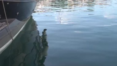 Güneşli bir yaz gününde gün batımında demirlenmiş bir yatın yakın çekimi. Mallorca Adası, İspanya