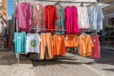 Santanyi, İspanya; Temmuz 09 2022: Majorcan kasabası Santanyi, İspanya 'da haftalık sokak pazarı. Dolaşan turistlerle giysi ve moda satan tezgahlar.