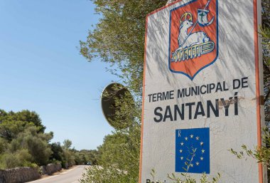 Santanyi, İspanya; Temmuz 09 2022: Majorcan kasabası Santnayi 'nin hoş geldin işareti. Katalanca yazılmış, şehre giriş izni veren yolun olduğu yerde.