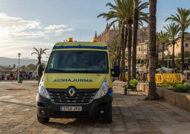 Palma de Mallorca, İspanya; Eylül 03 2022: Van Palma sokak yemek festivali günbatımında. Mallorca Adası, İspanya. Arka planda katedrali olan bir ambulansın yakın çekimi.