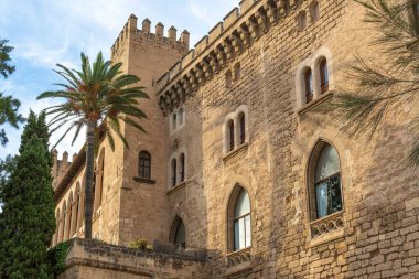 Gün batımında Palma de Mallorca 'daki Almudaina Sarayı' nın dış görünüşü. İspanya