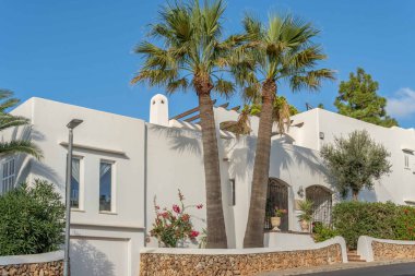 Cala d 'Or, İspanya; 10 Eylül 2022: İspanya' nın başkenti Cala d 'Or' da lüks beyaz Akdeniz tarzı ev