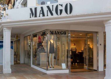 Cala d 'Or, İspanya; 10 Eylül 2022: Mallorcan' ın Cala d 'Or kasabasındaki çok uluslu giyim ve moda perakendecisi Mango' nun ana cephesi