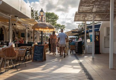 Cala d 'Or, İspanya; 10 Eylül 2022: Cala d' Or 'un turist ve restoranların bulunduğu turistik bölge. Mallorca Adası, İspanya