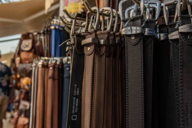 Cala d 'Or, İspanya; 10 Eylül 2022: Bir mağazada sergilenen Hıristiyan Şövalye deri kemerlerinin yakın çekimi