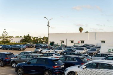 Cala d 'Or, İspanya; 10 Eylül 2022: İspanya' nın Cala d 'Or kentindeki kiralık Roig şirketinin kiralık arabaları ile park etmek