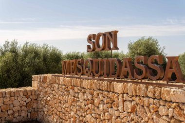 Felanitx, İspanya; 20 Eylül 2022: Zeytin yağı üretimi için büyük bir zeytin çiftliğinde bir Son Mesquida tabelasının yakın çekimi. Mallorca Adası, İspanya