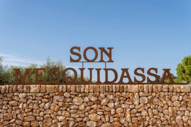 Felanitx, İspanya; 20 Eylül 2022: Zeytin yağı üretimi için büyük bir zeytin çiftliğinde bir Son Mesquida tabelasının yakın çekimi. Mallorca Adası, İspanya