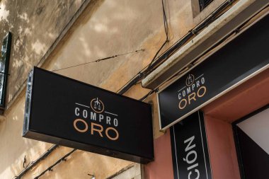Felanitx, İspanya; 21 Eylül 2022: İspanya 'nın Felanitx kentindeki Compro Oro şirketinin altın alım ve satımı