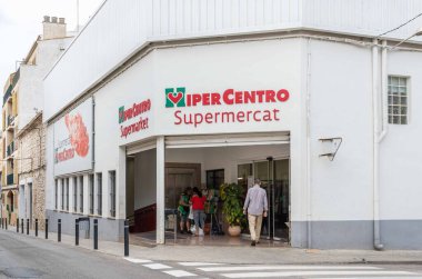Felanitx, İspanya; 21 Eylül 2022: Majorcan kasabası Felanitx 'te müşterilerin alışveriş yaptığı Hipercentro süpermarket şirketinin ana cephesi. İspanya