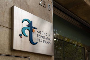 Felanitx, İspanya; 21 Eylül 2022: İspanya 'nın Felanitx kentindeki Illes Balears Vergi Dairesi' nin vergi dairesinin ön cephesi