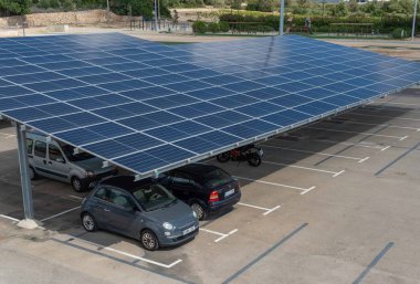Felanitx, İspanya; 23 Eylül 2022: Elektrikli arabaları şarj etmek için güneş panelleri olan bir spor merkezinin otoparkı. Mallorca Adası, İspanya