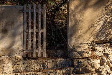 Harabe halindeki eski bir binanın girişi. Mallorca Adası, İspanya
