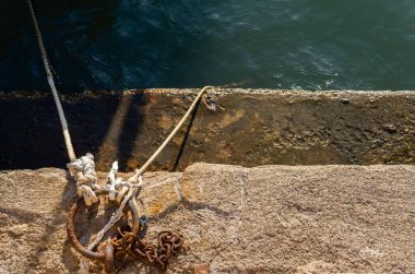 İspanya 'nın Portocolom şehrinde demirleyen dairesel metal bir teknenin yakın çekimi.