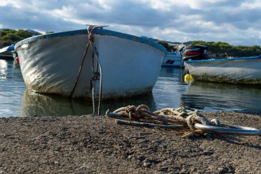 İspanya 'nın Portocolom şehrinde demirleyen dairesel metal bir teknenin yakın çekimi.