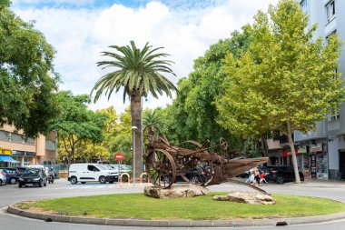 Manacor, İspanya; 24 Eylül 2022: İspanya 'nın Mayorka adasındaki şehir merkezinde bir trafik çemberinde antika ahşap araba sergilendi.