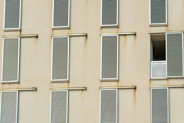 Фасад Старого Здания Прямоугольными Металлическими Окнами Выстроенный Геометрический Узор — стоковое фото