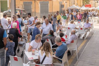 Felanitx, İspanya; 23 Ekim 2022: İspanya 'nın Felanitx kentinde düzenlenen yıllık kırmızı biber fuarı. Sokaklarda gezen turistlerle dolu sokak tezgahları.