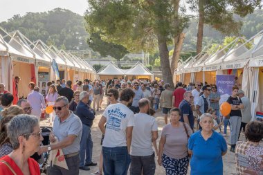 Felanitx, İspanya; 23 Ekim 2022: İspanya 'nın Felanitx kentinde düzenlenen yıllık kırmızı biber fuarı. Sokaklarda gezen turistlerle dolu sokak tezgahları.