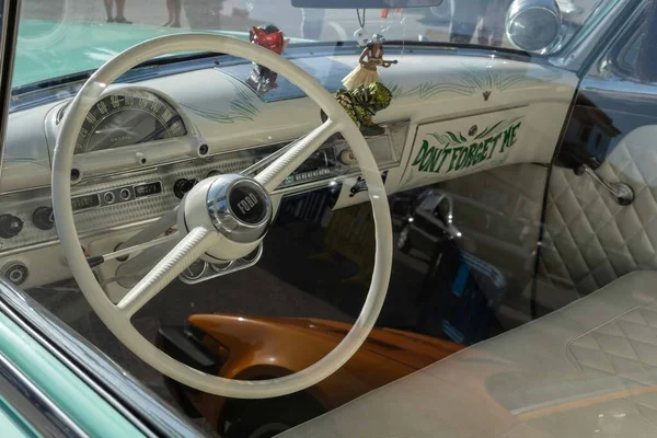 Felanitx, İspanya; 23 Ekim 2022: Açık yeşil 1954 model Ford araba, antika bir araba fuarında sokağa park edilmiş. Felanitx, Mallorca Adası, İspanya