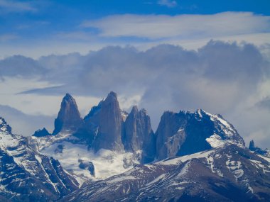 Güney Şili 'deki Torres del Paine Milli Parkı' ndaki Torres 'in üç kulesine yakın çekim (Patagonya)